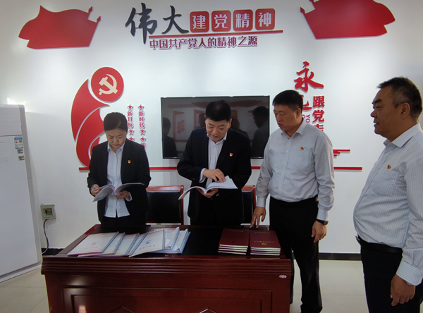 公司黨委副書(shū)記、監(jiān)事長(zhǎng)張錫軍同...